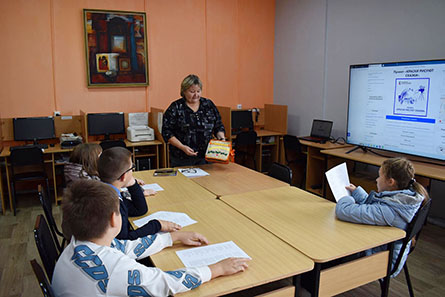 библиотекарь Е.Н. Ласточкина, поздравила всех ребят с началом занятий библиотекарь Е.Н. Ласточкина, поздравила всех ребят с началом занятий